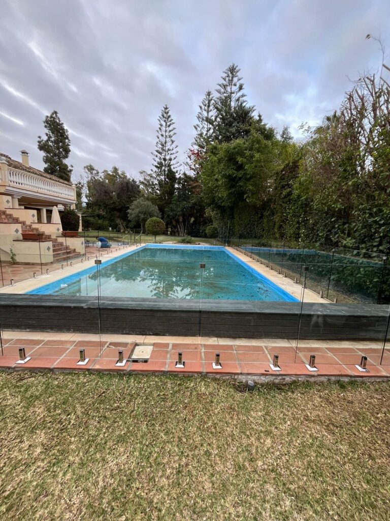 Barandilla de cristal instalada en piscina